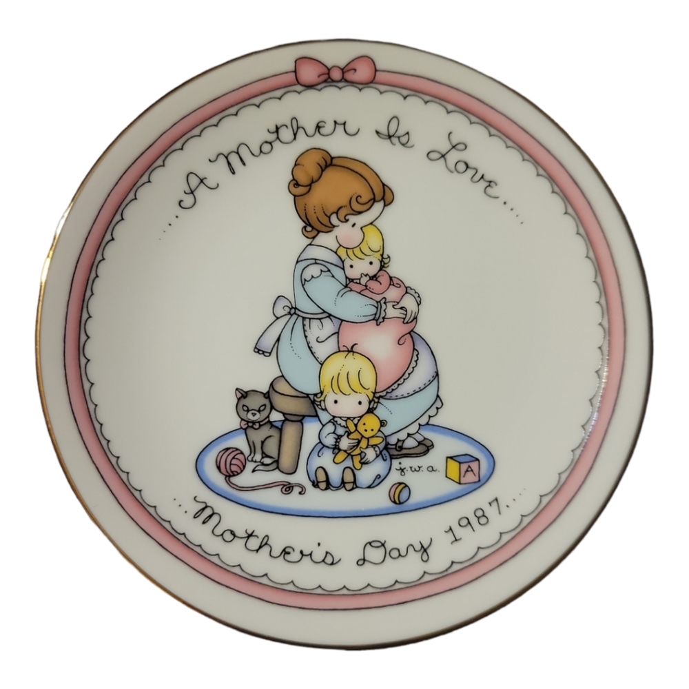 Vtg 87 Avon Mother's Day Plate Joan Walsh Anglund "A Mother Is Love" Gold